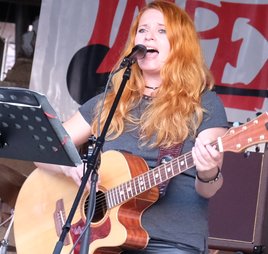 Ivonne Sielaff spielt Gitarre und ist Sängerin bei Impex.